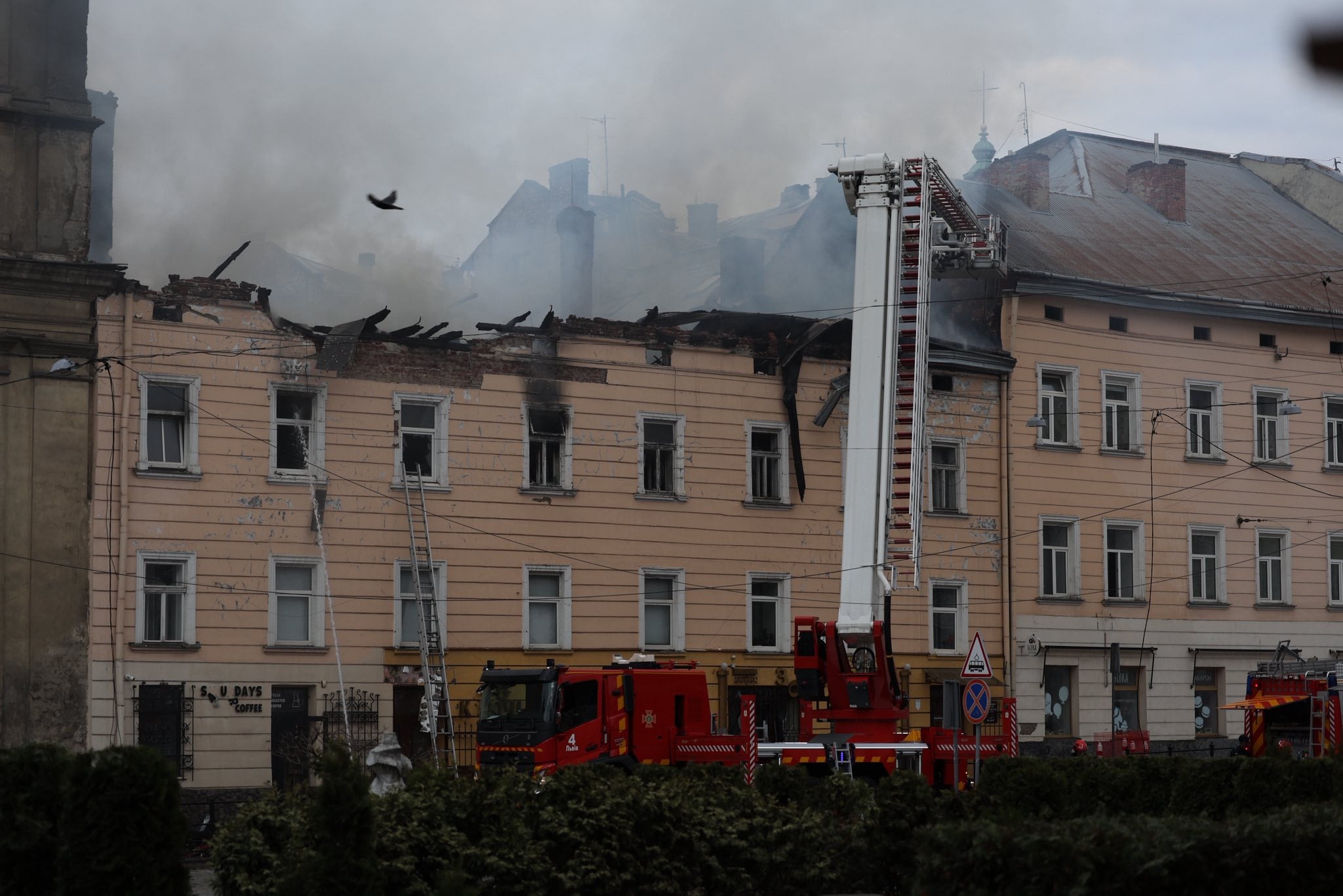 Безпілотник влучив в житловий будинок на площі Соборній, 3