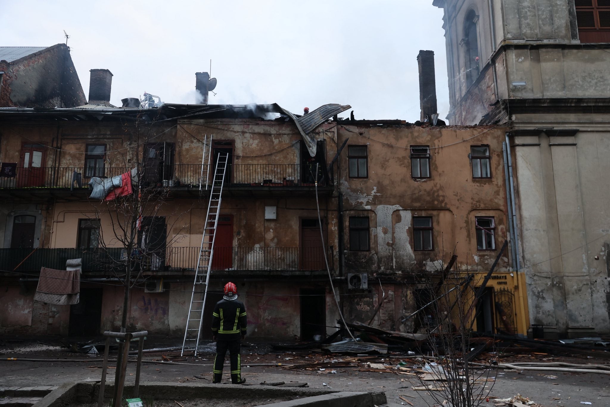 Наслідки удару росіян по житловому будинку в центрі Львова