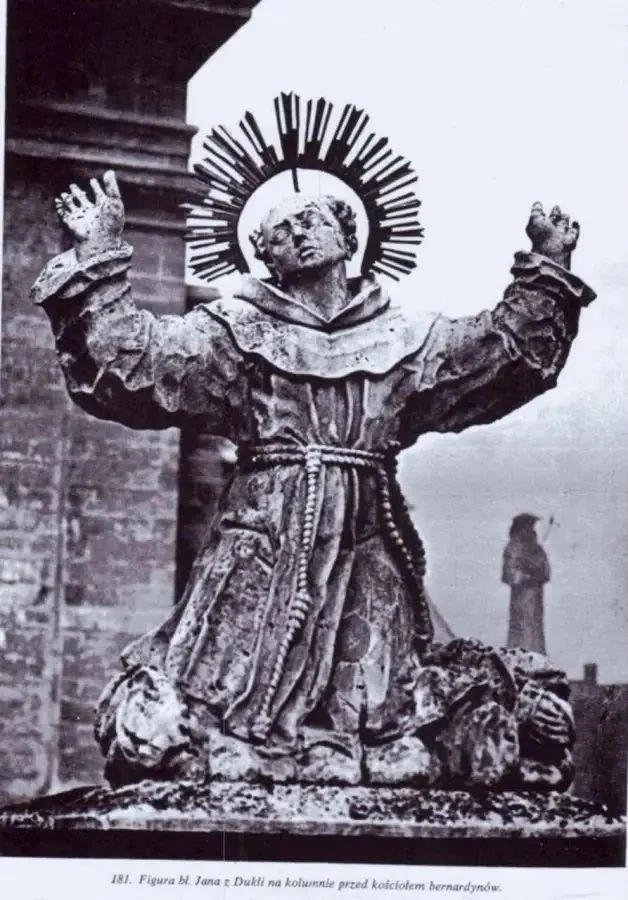 Скульптура святого Яна з Дуклі створена у XVIII столітті (фото з сайту Фотографії старого Львова)