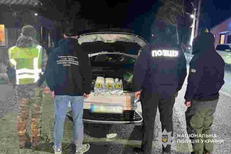 На в’їзді в Закарпаття затримали військового у СЗЧ з 2 кг наркотиків