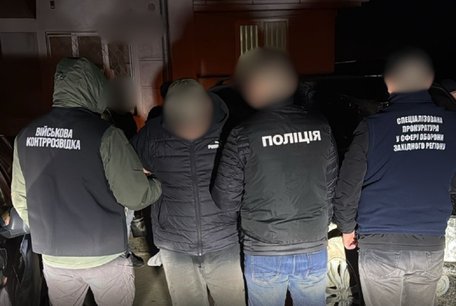 Лікаря військового госпіталю у Львові затримали на хабарі 1500 доларів від солдата