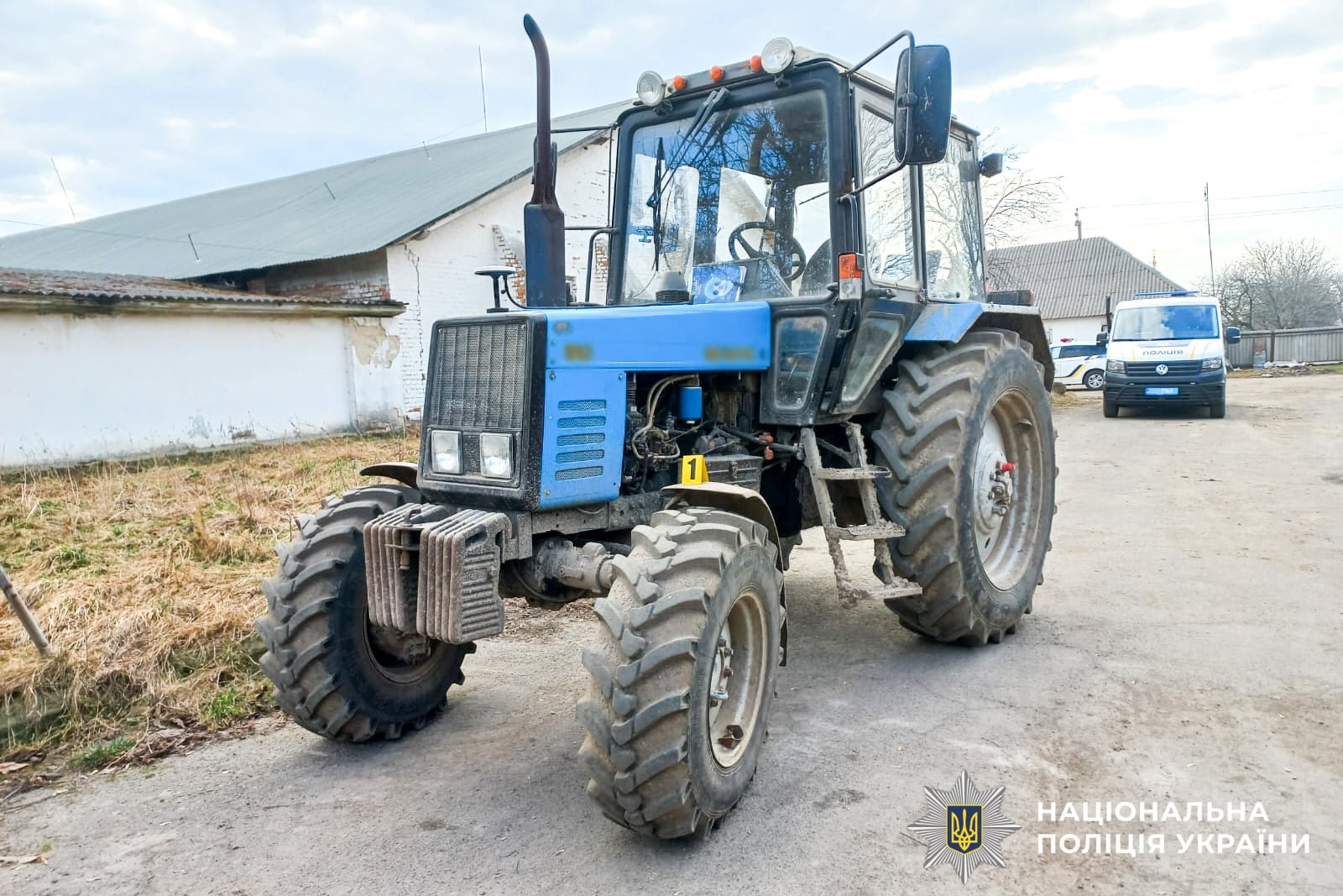 Трактор із напівпричепом притиснув на смерть чоловіка (фото поліції)
