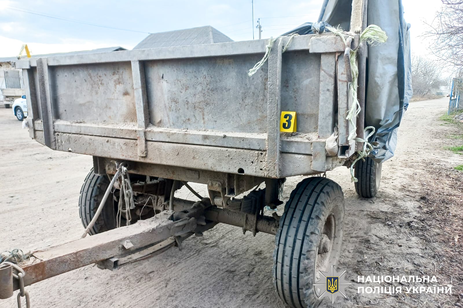 Трактор із напівпричепом притиснув на смерть чоловіка (фото поліції)