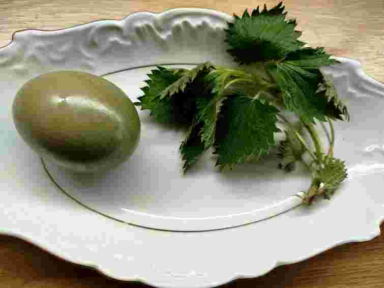 Натуральні зелені крашанки: як пофарбувати яйця кропивою 