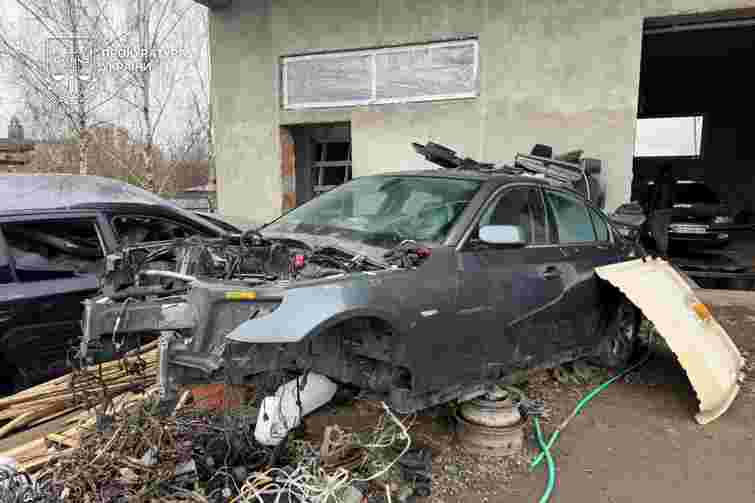 Власника СТО біля Мукачева підозрюють у продажі гуманітарних автомобілів