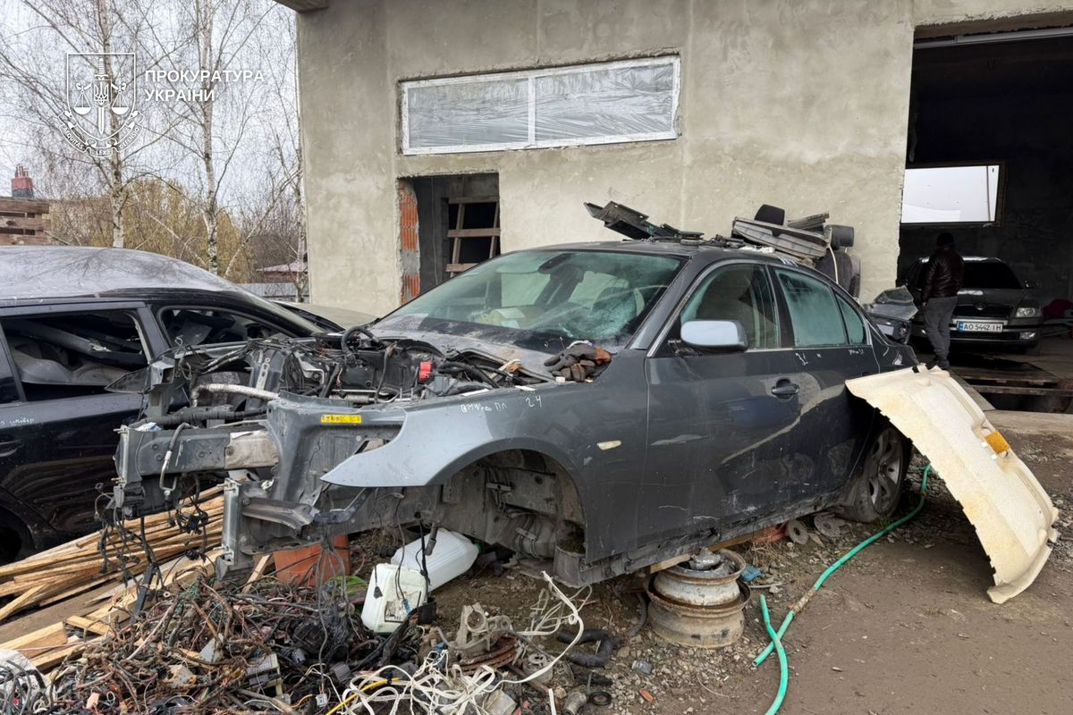 Власника СТО біля Мукачева підозрюють у продажі гуманітарних автомобілів