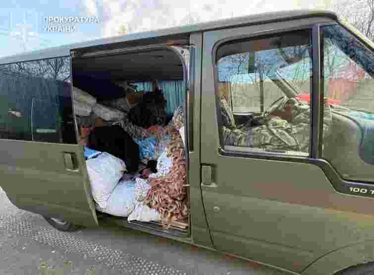 Капелан перевозив чоловіків у Румунію під маскувальними сітками в авто