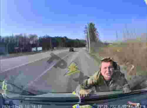 Водій провіз на капоті військовослужбовця ТЦК під Луцьком