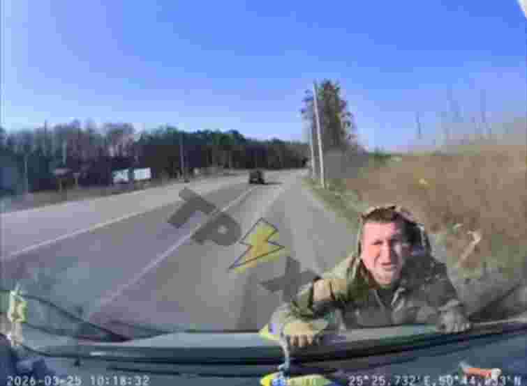 Водій провіз на капоті військовослужбовця ТЦК під Луцьком