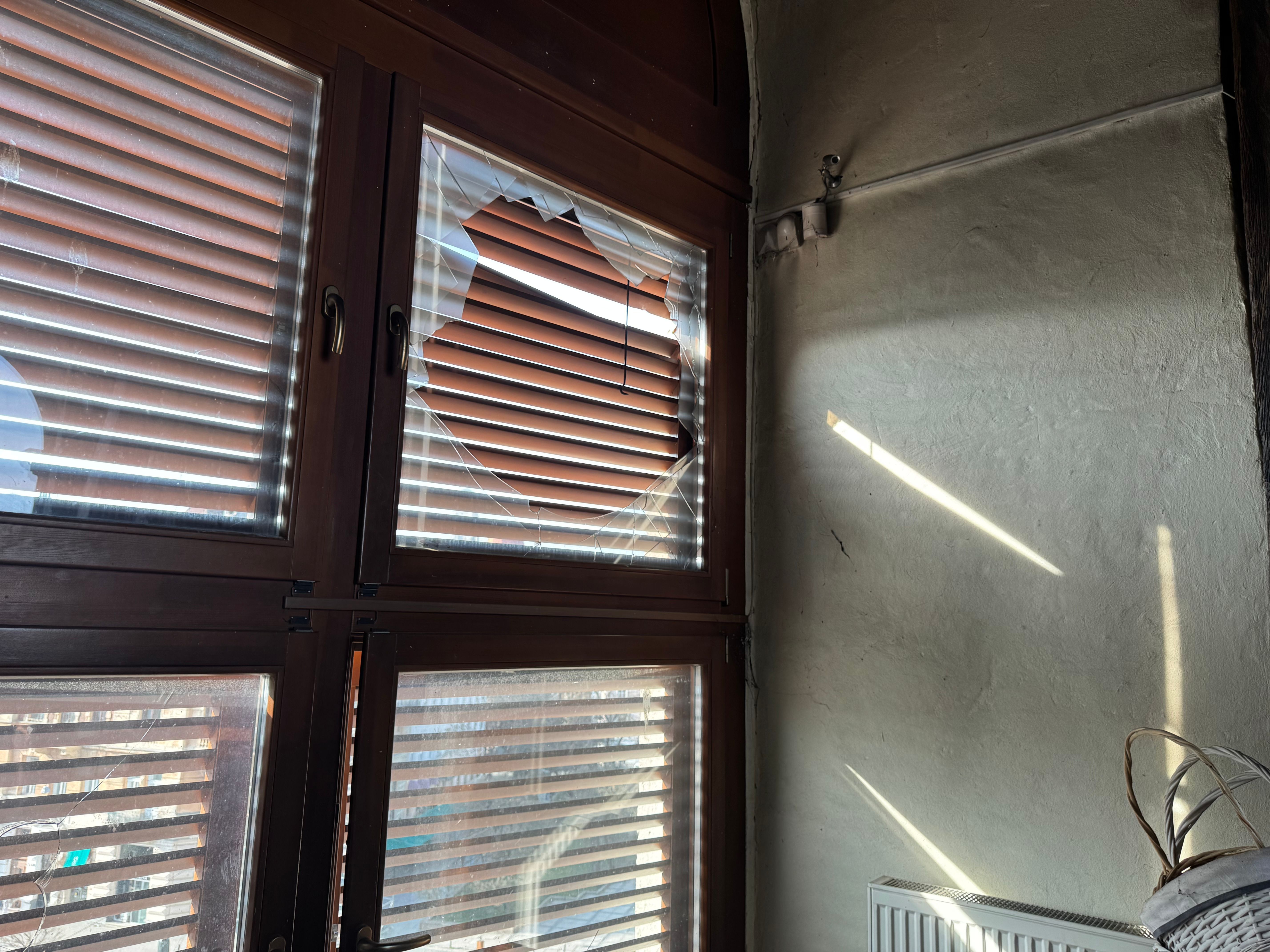 Інше вікно у дзвіниці  теж пошкоджене, вибито шибки  / Фото ZAXID.NET