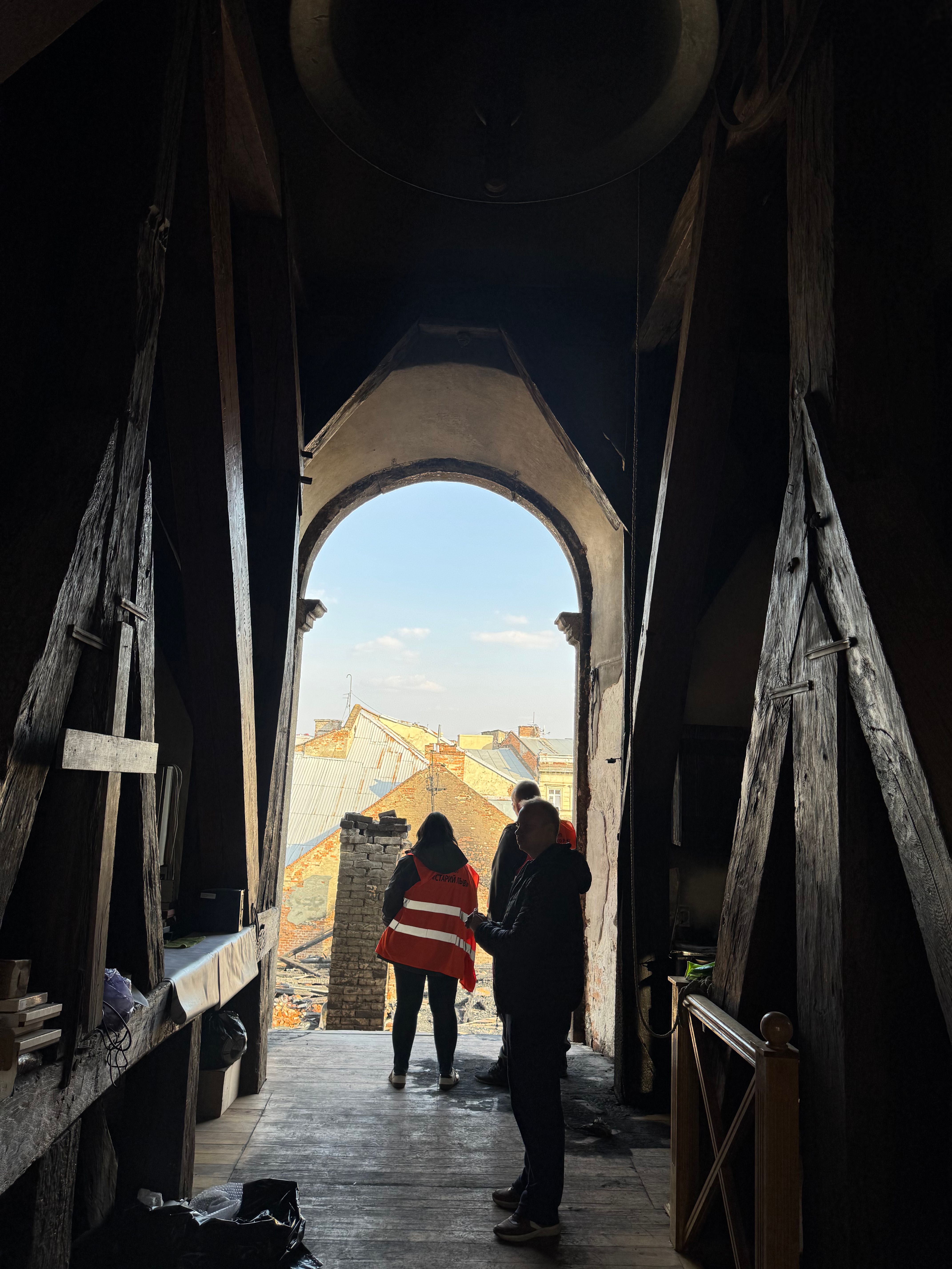 Вибуховою хвилею вікно у дзвіниці церкви святого Андрія повністю вибило / Фото ZAXID.NET