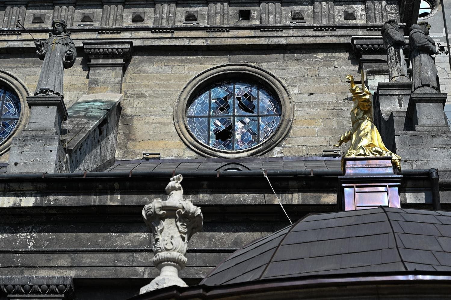 У церкві Андрія вибуховою хвилею вибило вітражі / Фото з фейсбуку Євгена Бойка