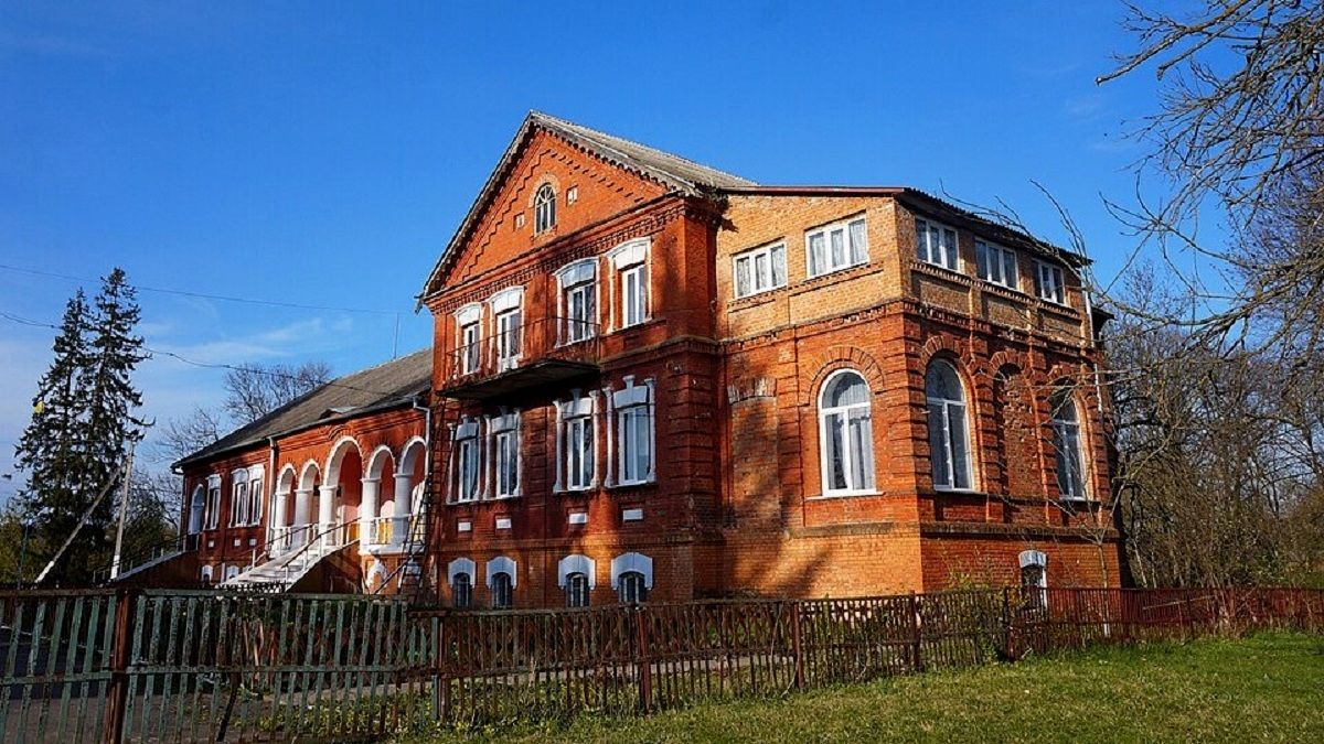 Палац з аркадою і пам’ятник мислителю: цікаві місця села на Поділлі