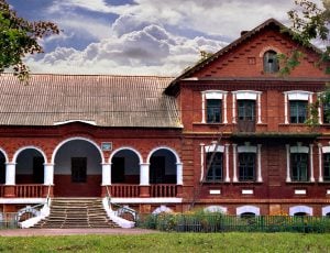 Головний вхід прикрашений аркадною галереєю (фото з сайту «Хмельниччина туристична»)