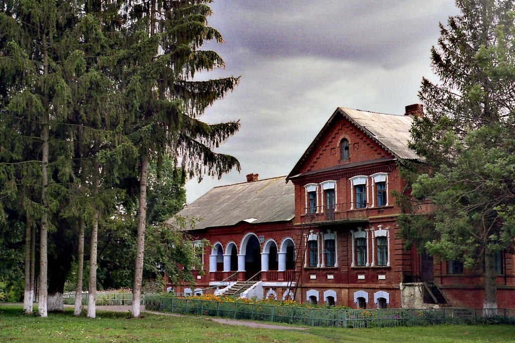 Садиба оточена деревами (фото з сайту «Хмельниччина туристична»)