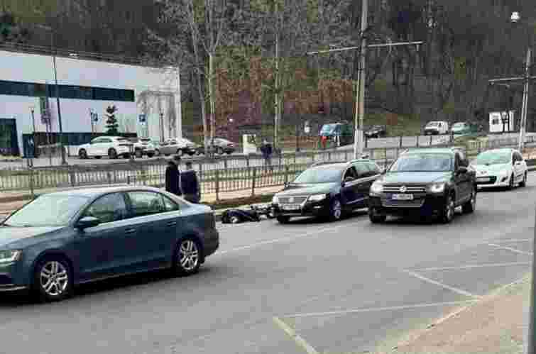 50-річний львів'янин на електровелосипеді в'їхав в автомобіль і загинув