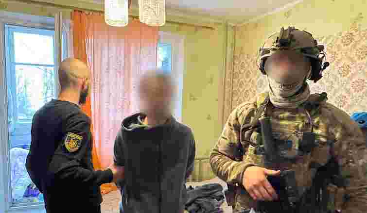 Організатор кол-центру з Чернівців під час обшуку сховався від поліції у стіні