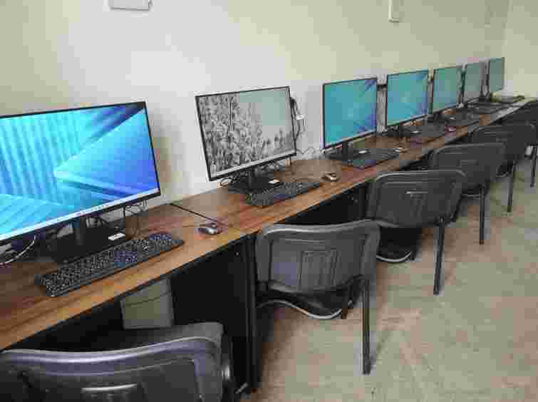 Коледжі Буковини отримали комп'ютери та інтерактивні панелі від Японії