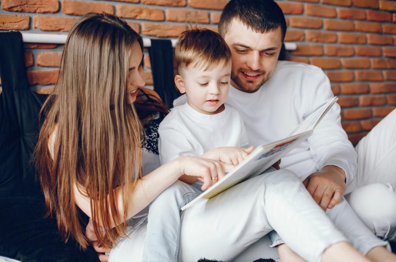 Дитині важливо відчувати, що її місце у житті батьків не змінилося. Фото Freepik