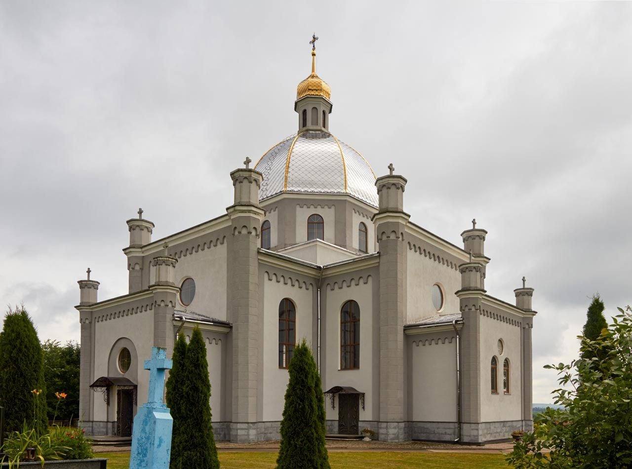 Церква має високі пілони і аркатуру, як у романській архітектурі (фото Олекси Піджарого)