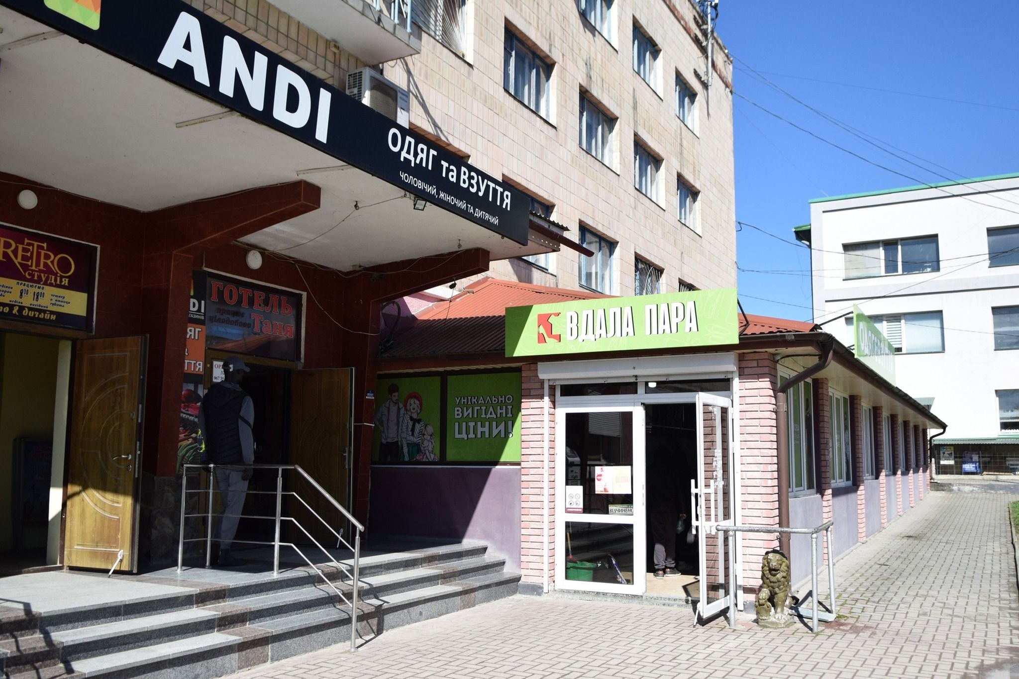 У приміщенні є магазин взуття та одягу