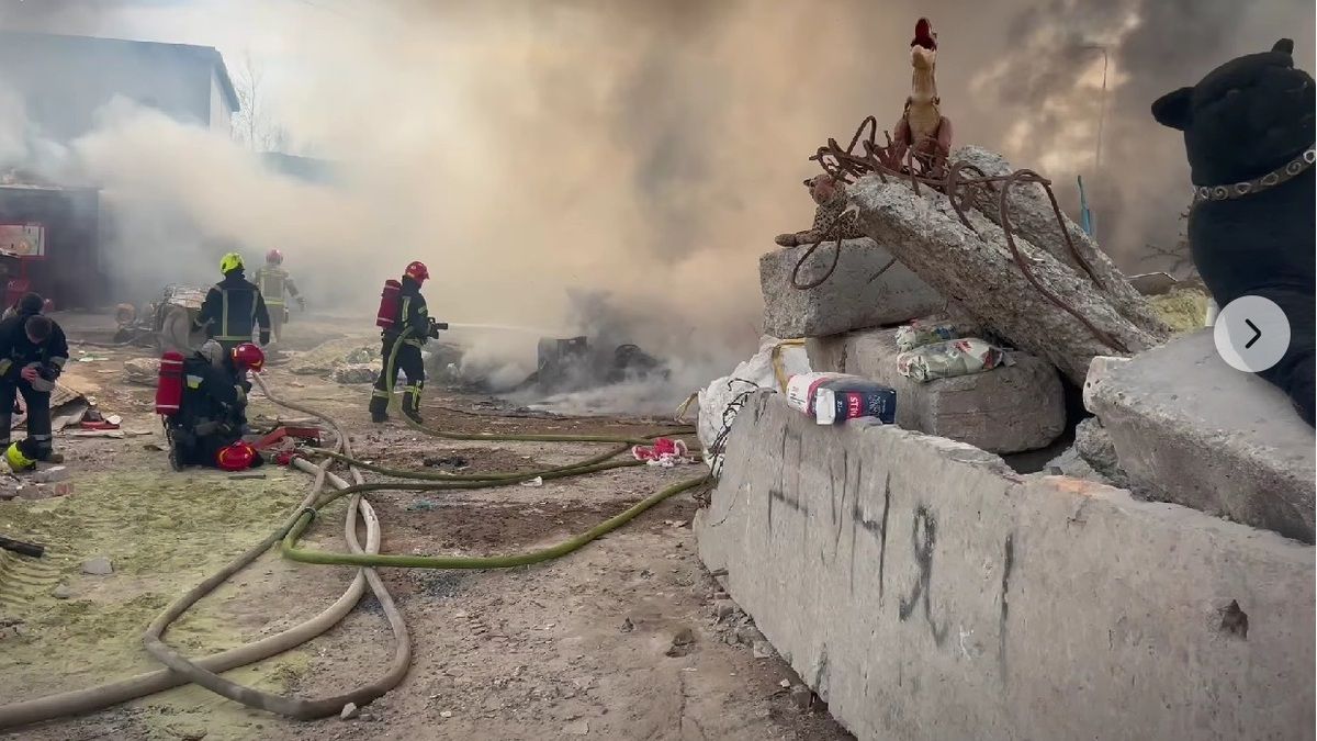 В Солонці гасили масштабну пожежу в складській будівлі в промзоні