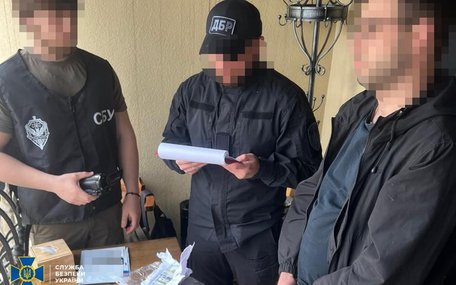 Львівського прикордонника затримали на хабарі 30 тис. доларів