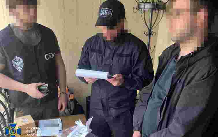 Львівського прикордонника затримали на хабарі 30 тис. доларів