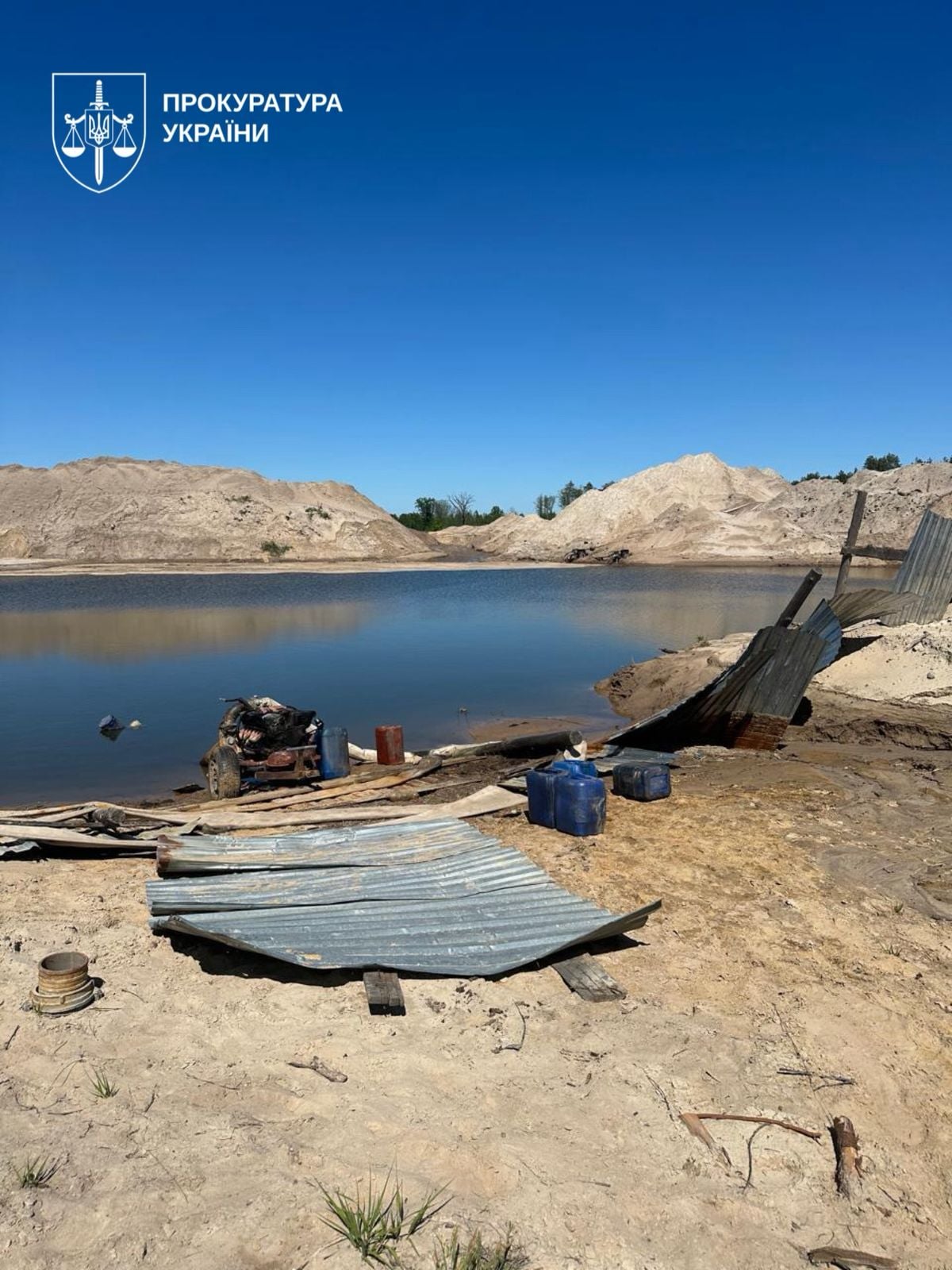 Зловмисники встигли видобути понад 5 тонн бурштину (фото Офісу генпрокурора)