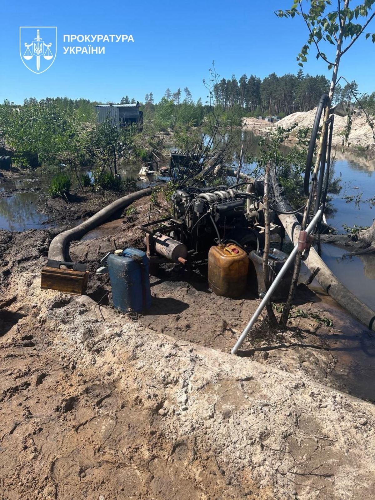 Зловмисники встигли видобути понад 5 тонн бурштину (фото Офісу генпрокурора)
