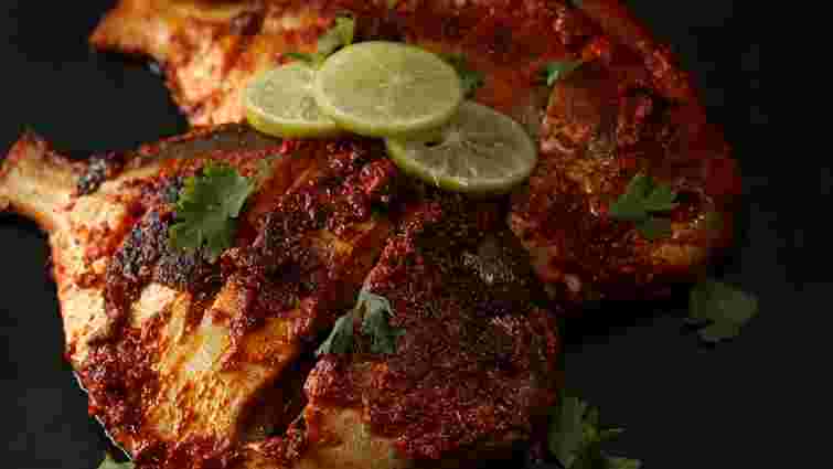 Хрустка скоринка і ніжне філе: незвичний інгредієнт, яким слід натерти рибу перед смаженням