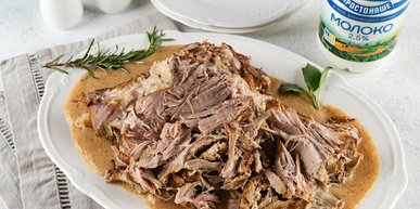 Найніжніша свинина в молоці, що розпадається на волокна. Рецепт дня