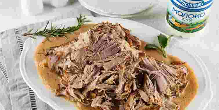 Найніжніша свинина в молоці, що розпадається на волокна. Рецепт дня