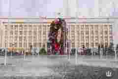 У центрі Ужгорода відкрили 7-метрову скульптуру «Реконструкція подій»