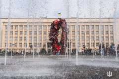 У центрі Ужгорода відкрили 7-метрову скульптуру «Реконструкція подій»