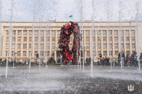 У центрі Ужгорода відкрили 7-метрову скульптуру «Реконструкція подій»