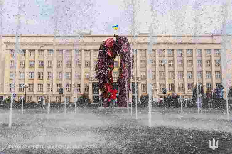 У центрі Ужгорода відкрили 7-метрову скульптуру «Реконструкція подій»