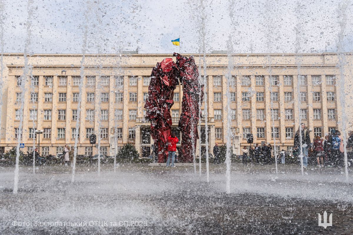 У центрі Ужгорода відкрили 7-метрову скульптуру «Реконструкція подій»