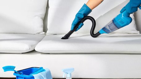 Плями зникнуть без хімії: як очистити м'які меблі крохмалем