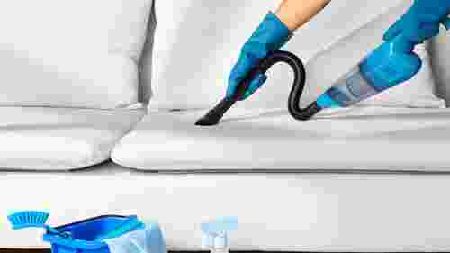 Плями зникнуть без хімії: як очистити м'які меблі крохмалем