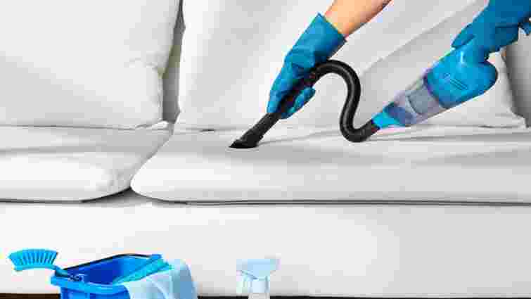 Плями зникнуть без хімії: як очистити м'які меблі крохмалем