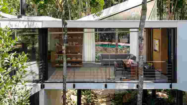 Будинки, підняті над землею: добірка незвичних житлових проєктів