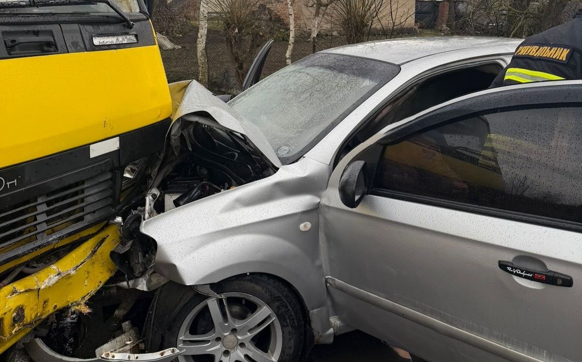 23-річна водійка Chevrolet врізалася в маршрутку на Львівщині