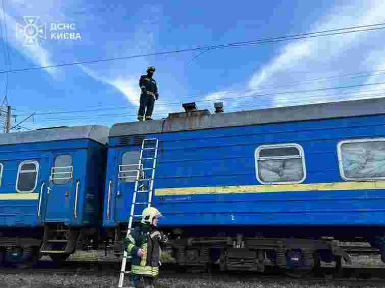 У Києві від ураження струмом на даху поїзда загинув підліток