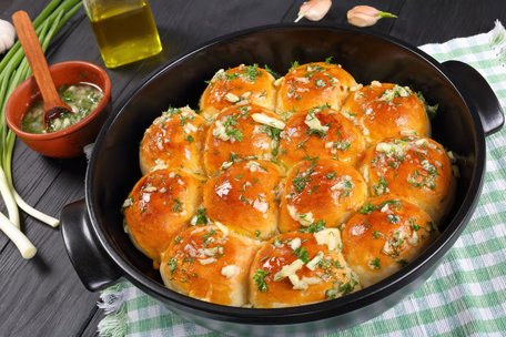 Пісні пампушки на воді з часником. Рецепт дня