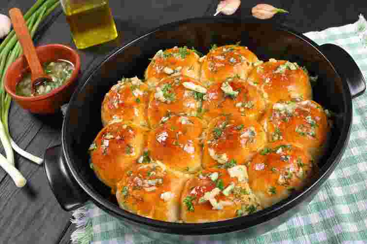 Пісні пампушки на воді з часником. Рецепт дня