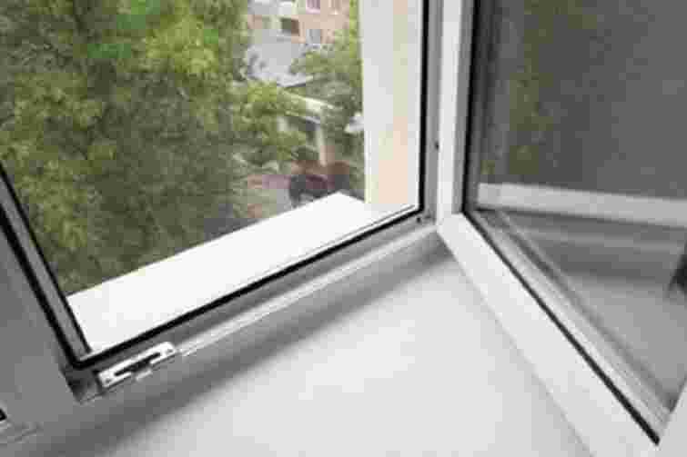 Півторарічна дівчинка випала з вікна другого поверху в Тернополі