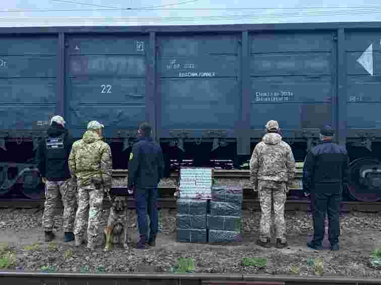 На Закарпатті у вантажному поїзді знайшли 4 тис. пачок сигарет