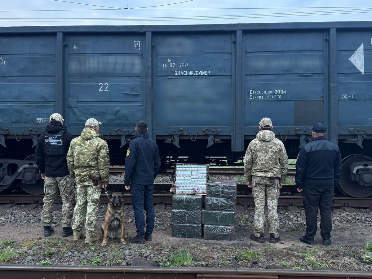 На Закарпатті у вантажному поїзді знайшли 4 тис. пачок сигарет
