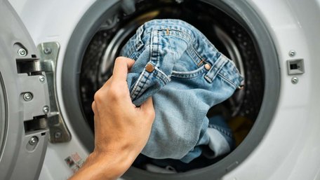 Колір залишиться яскравим: як правильно прати джинси 